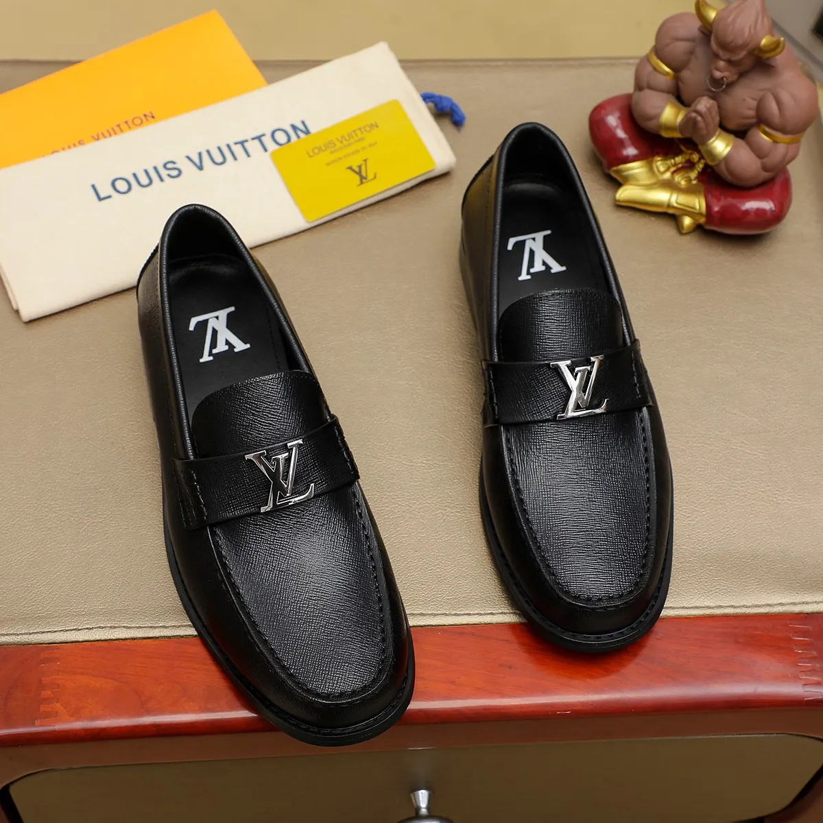 Men's shoes 460 💰 Louis Vuitton LV ® 🆕 model 🔛 full shoe counter, first layer cowhide, 🐂leather lining casual shoes for men, super soft outsole, a must-have for driving. Synchronized with the counter, original first layer cowhide, completely 1:1 mold customization 🌹 top version, color optional! Number: 38-44 (45.46 customized)